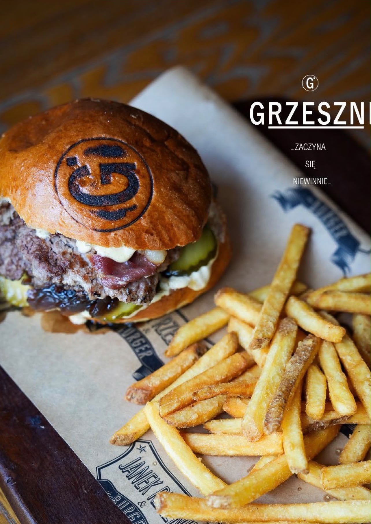 Burger w bułce z logo Grzesznych i frytki Steakhouse