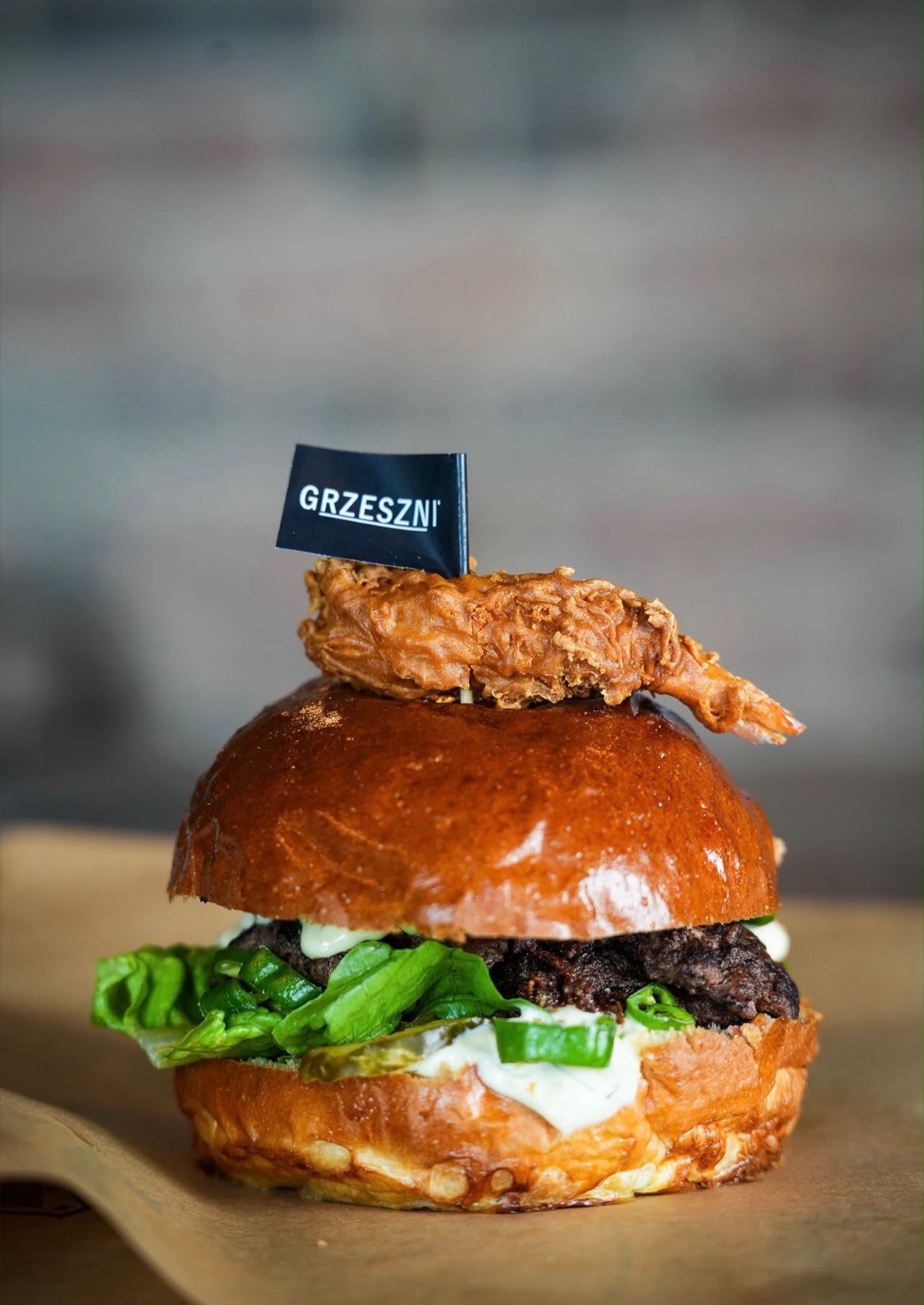 Smash burger z chrupiącą krewetką, świeżą sałatą i piklami