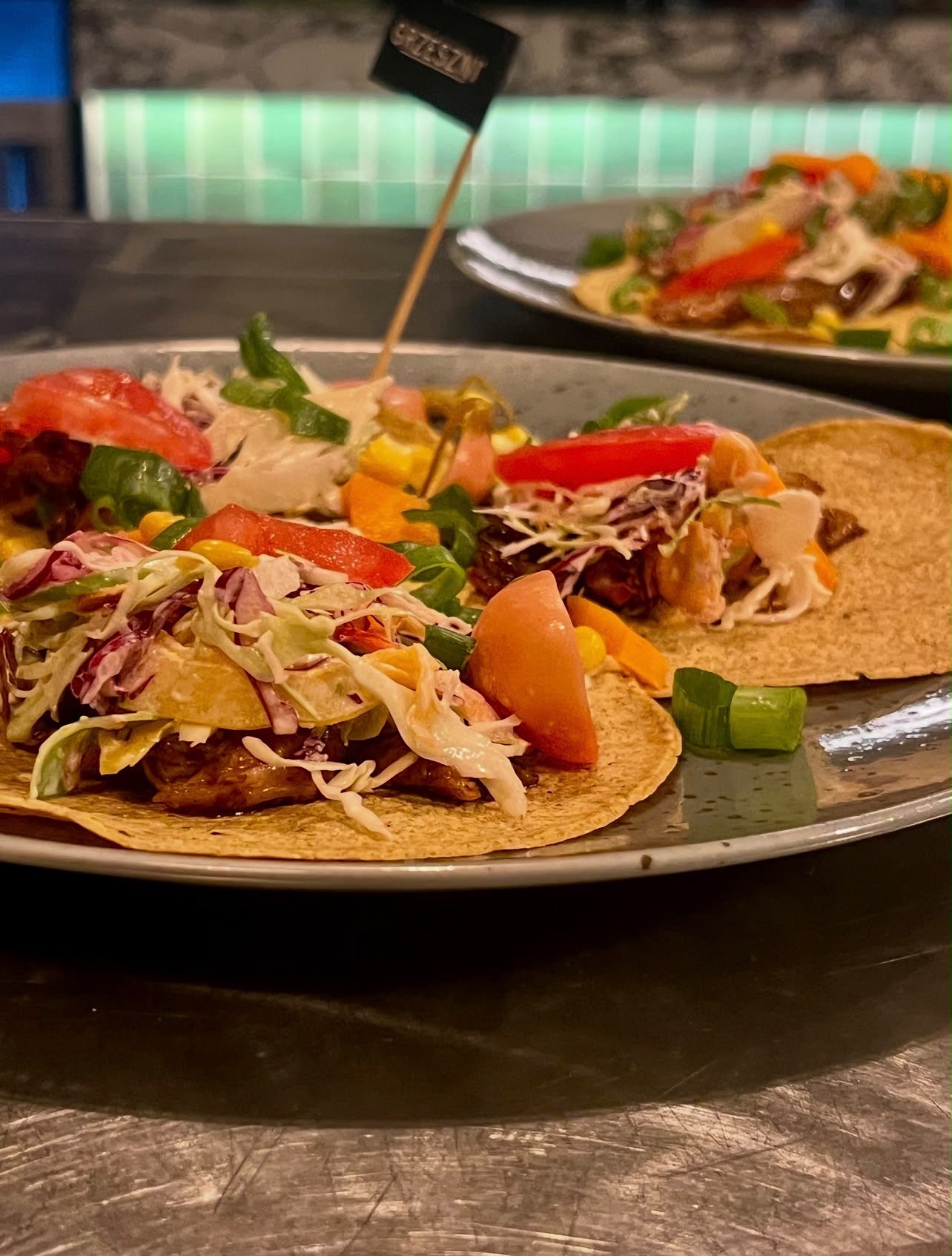 Tacosy z szarpaną wieprzowiną i warzywami